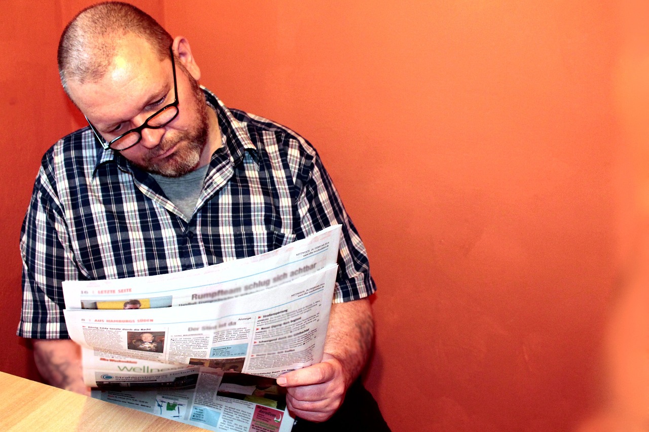 read newspaper newspaper man news 277060