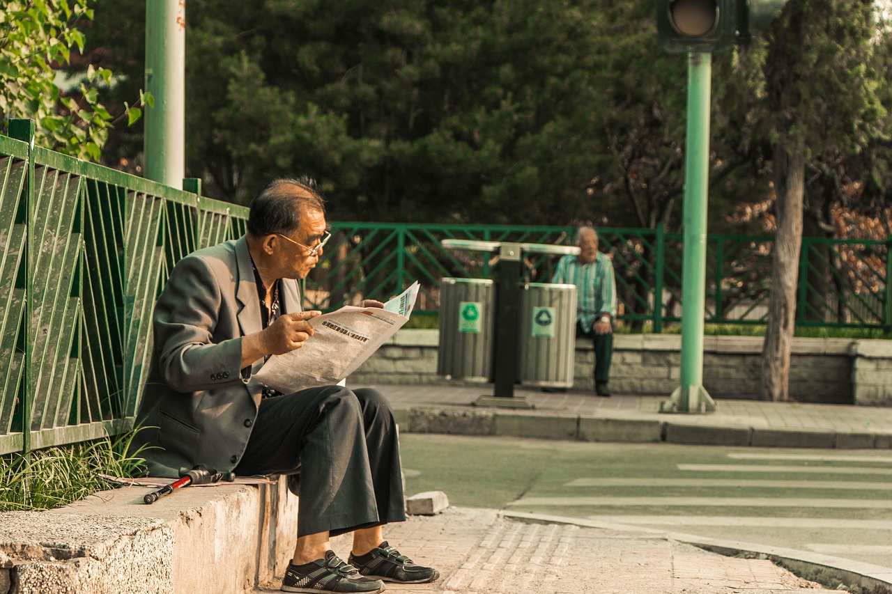 reading newspapaer newspaper man 2706960