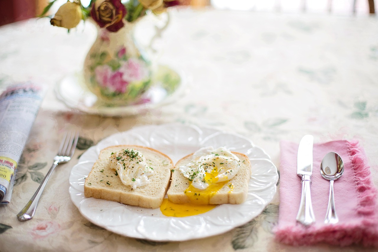 poached eggs on toast breakfast 739401